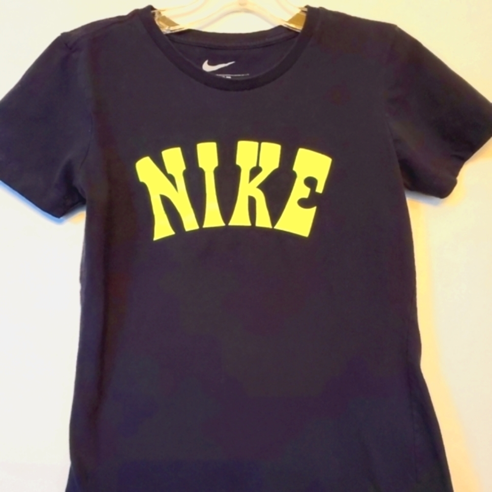 Nike Womens tshirt sz medium slim fit Black and neon y